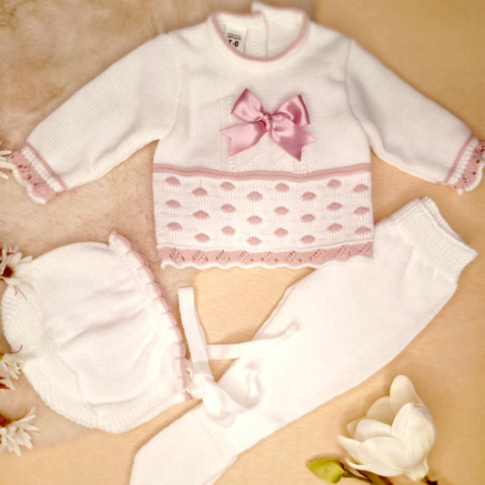 Conjunto de tres piezas en blanco y rosa