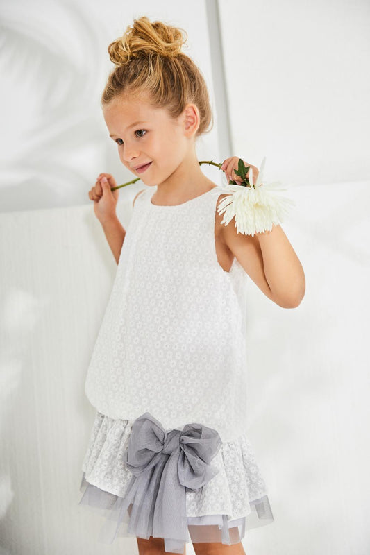 Vestido de Ceremonia en blanco con lazo en gris - Nekenia 2023