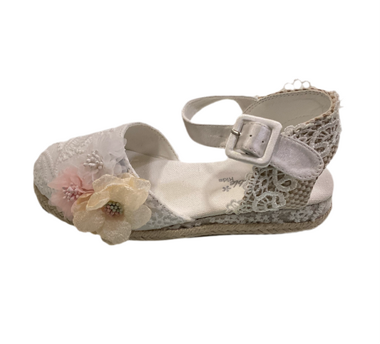 Esparteñas en blanco de niña, con tres flores