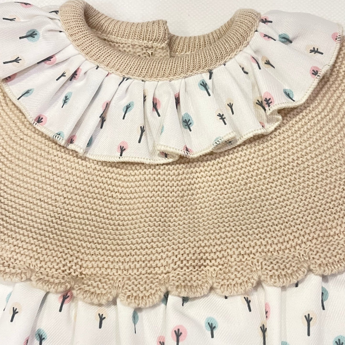 Vestido beige con estampado de árboles pastel 🌿
