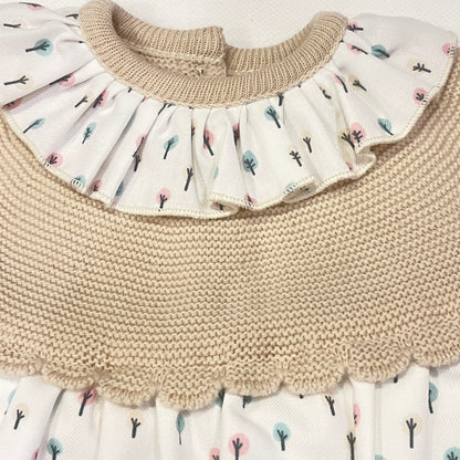 Vestido beige con estampado de árboles pastel 🌿