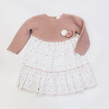 Vestido de punto rosa y falda floral