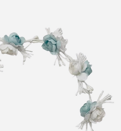 Corona de flores para niñas en azul y blanco