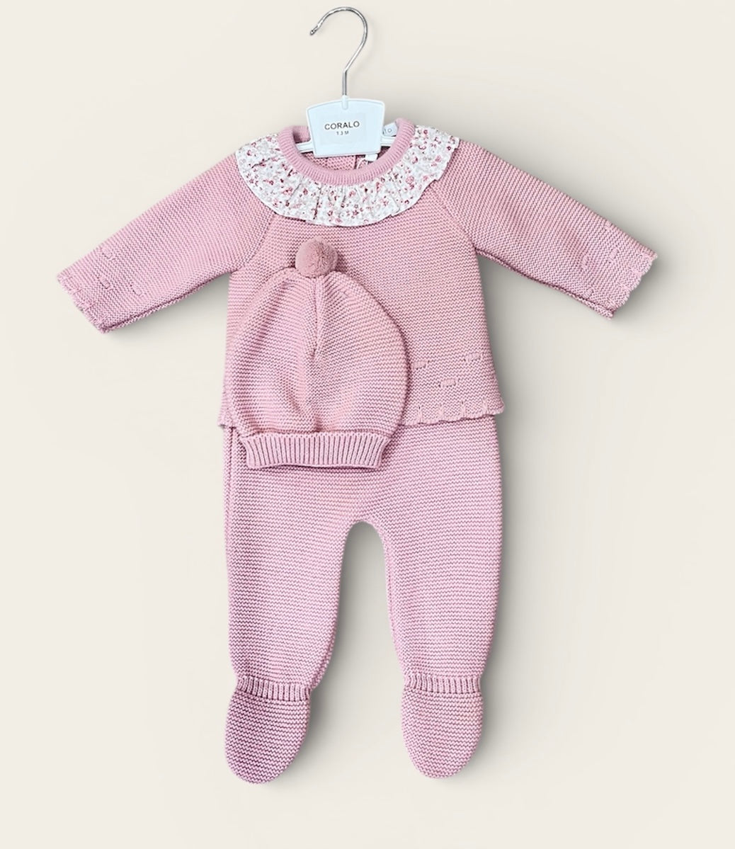 Conjunto lana de tres piezas con volante en cuello