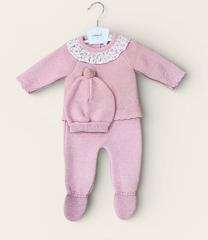 Conjunto lana de tres piezas con volante en cuello