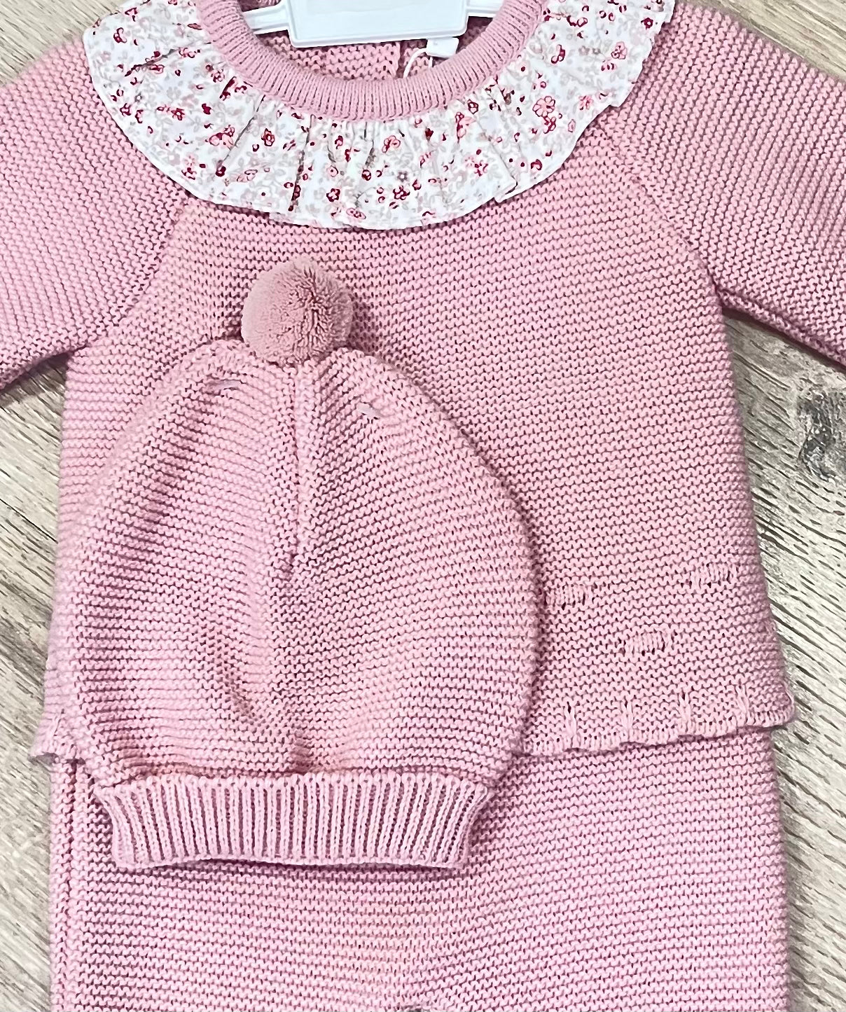 Conjunto lana de tres piezas con volante en cuello