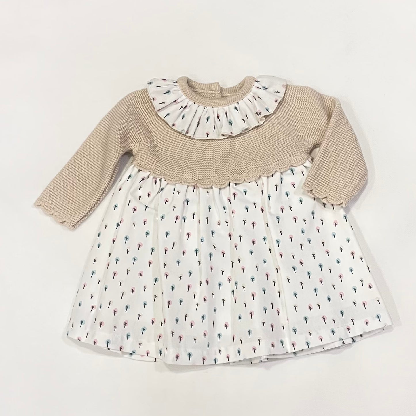 Vestido beige con estampado de árboles pastel 🌿