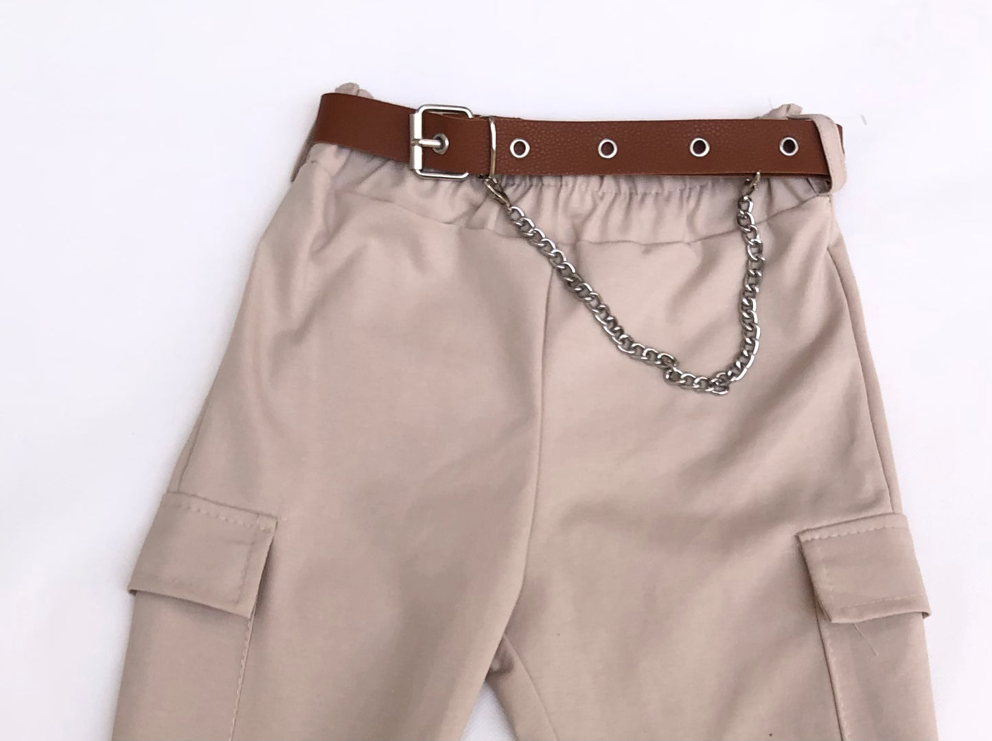 Pantalón cargo en beige