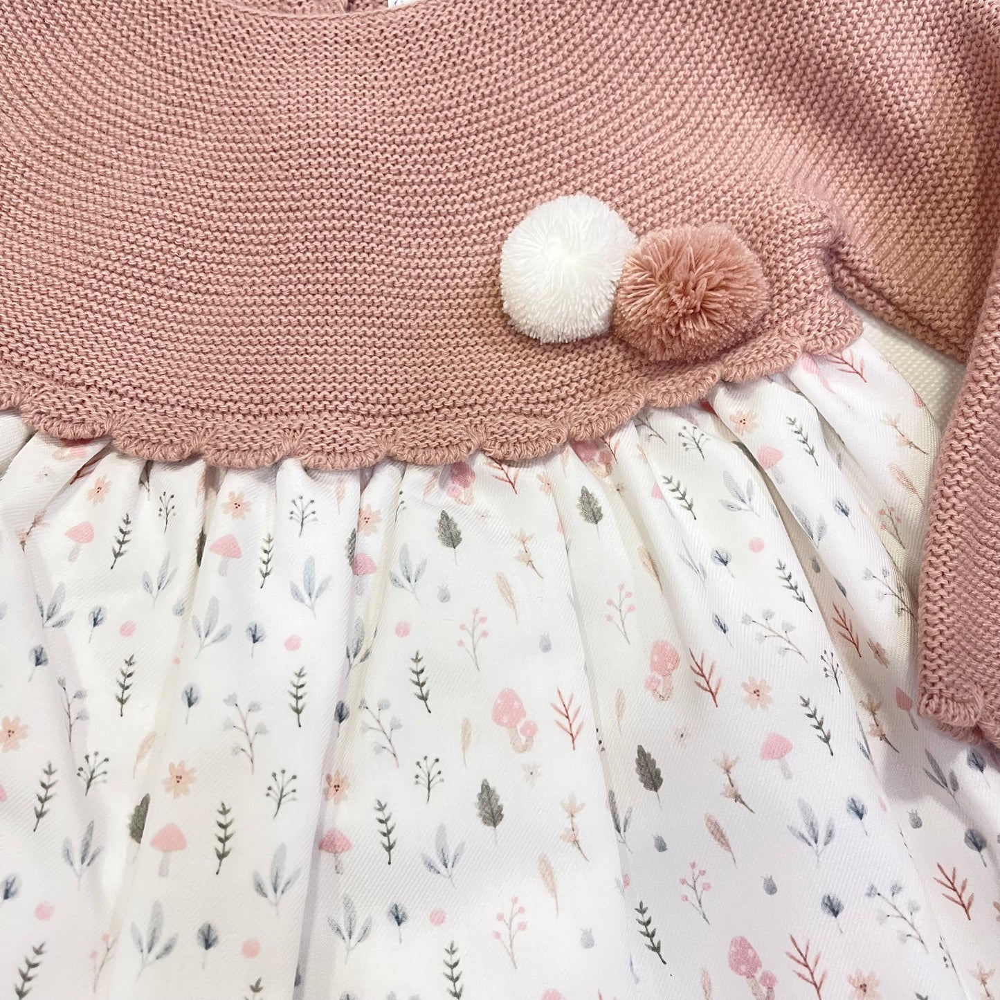Vestido de punto rosa y falda floral