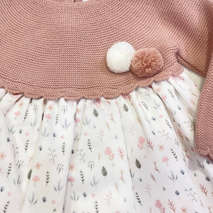 Vestido de punto rosa y falda floral