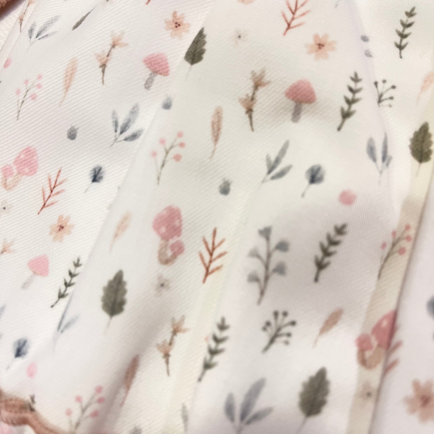 Vestido de punto rosa y falda floral