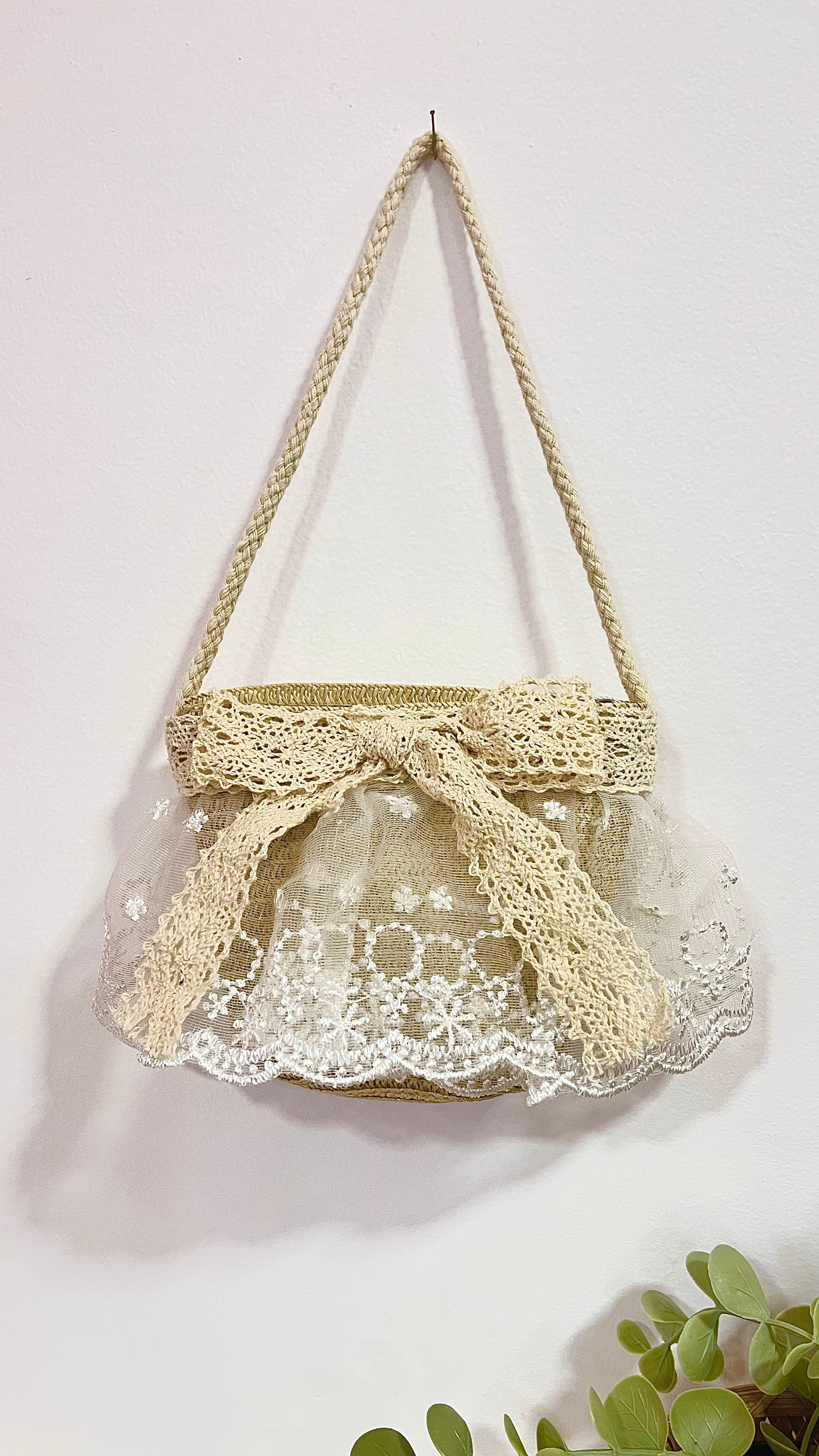 Bolso de niña en beige con puntilla