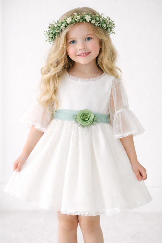 Vestido niña blanco y fajín en verde - de Coco Acqua Ceremonia 2025