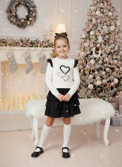 Conjunto de niña con falda de volantes.