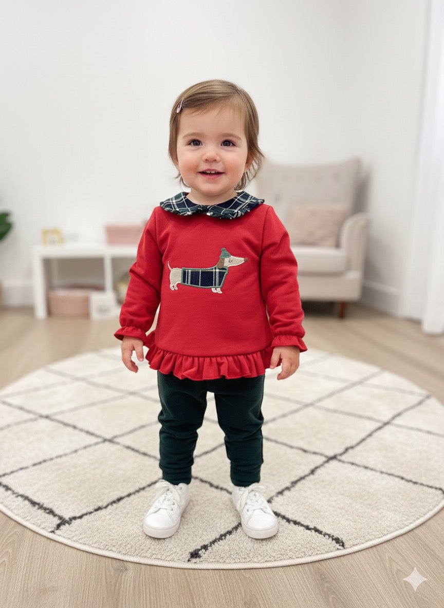 Chanda bebé en rojo con perro salchicha - Pequeños Piratas