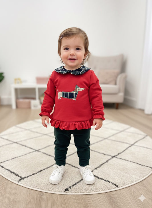Chanda bebé en rojo con perro salchicha - Pequeños Piratas