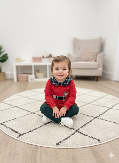 Chanda bebé en rojo con perro salchicha - Pequeños Piratas