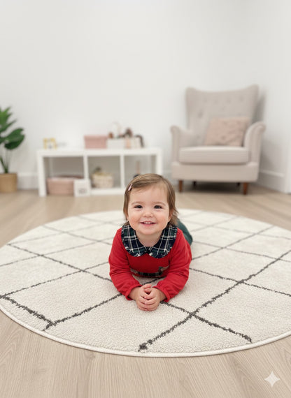 Chanda bebé en rojo con perro salchicha - Pequeños Piratas