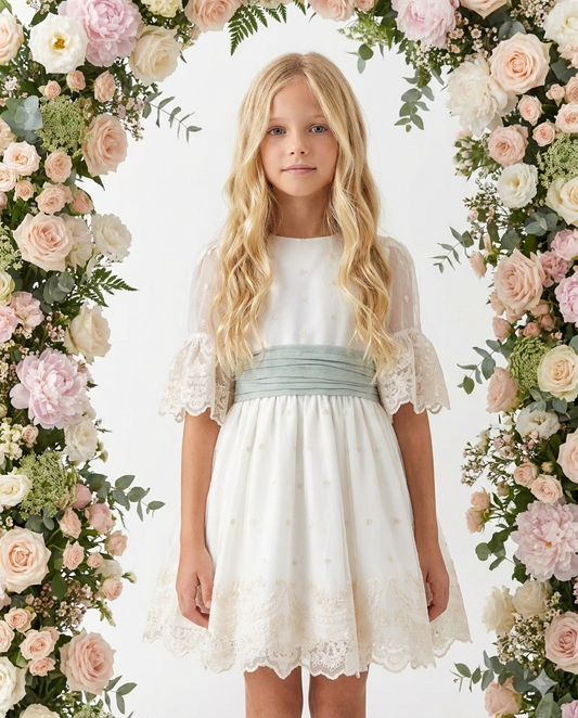 Vestido Ceremonia de niña en plumeti, con lazada verde empolvado - Coco Acqua 2025