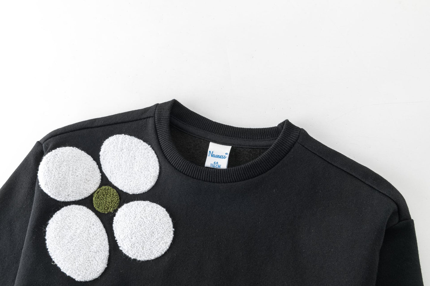 Sudadera niña con flores blancas y bordado chenile
- Newness