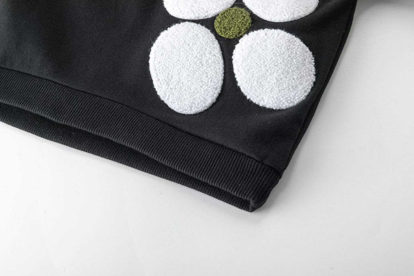 Sudadera niña con flores blancas y bordado chenile
- Newness