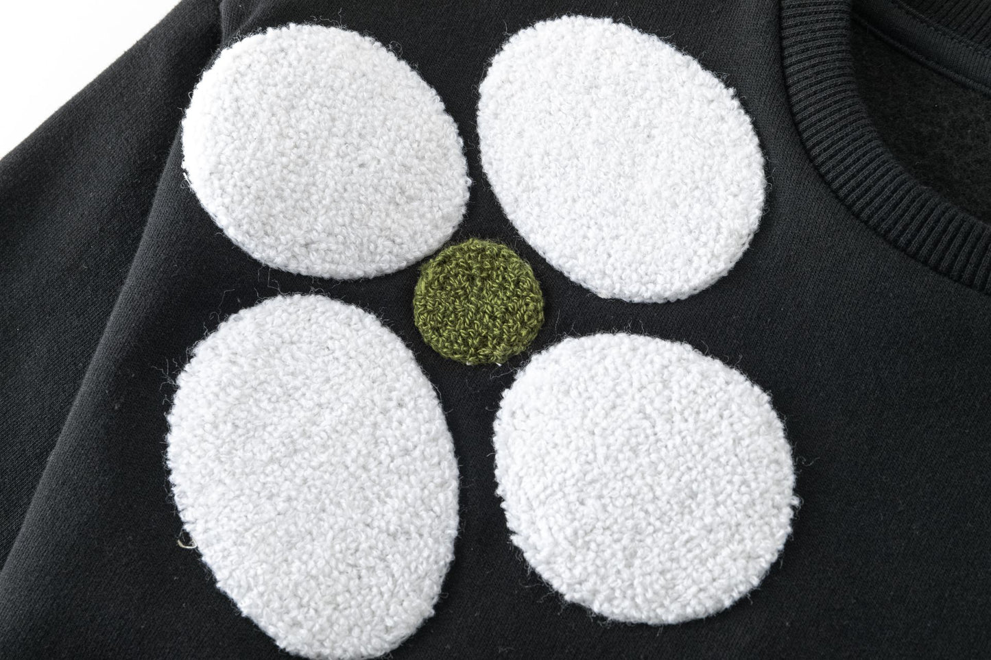 Sudadera niña con flores blancas y bordado chenile
- Newness