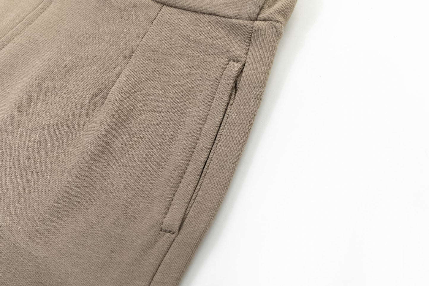 Pantalón de chandal con bolsillo en marrón - Newness