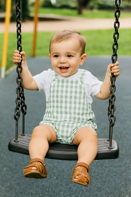 Peto niño en cuadros verde con camiseta blanca - Coco Acqua 2025