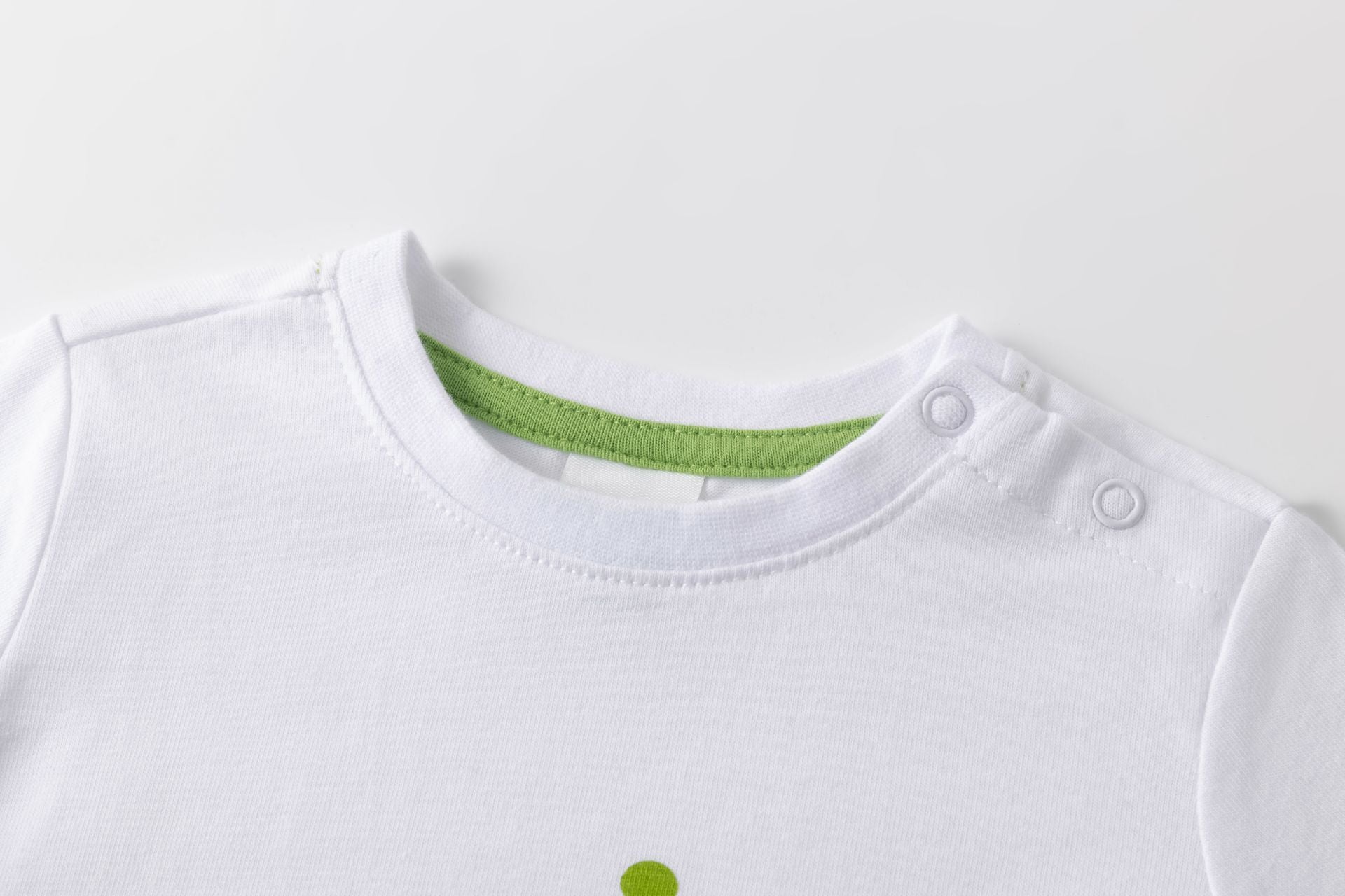 Camiseta bebé blanca con robot en pistacho - Newness invierno 2024 - Detalle 2 - Moda Infantil Chicle