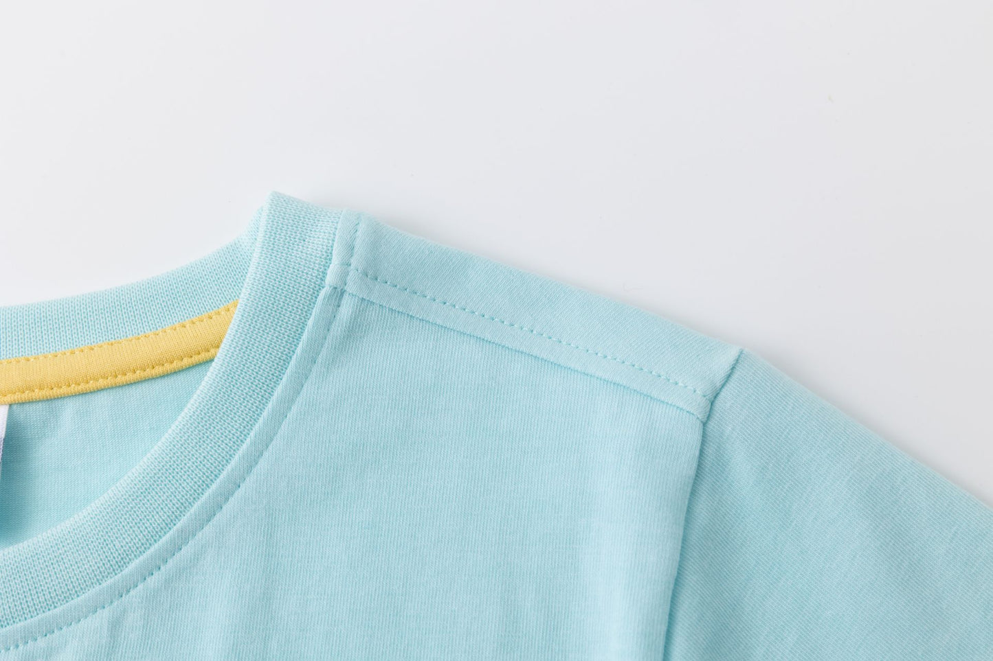 Camiseta de niño en azul de Newness - Detalle 2 - Moda Infantil Chicle