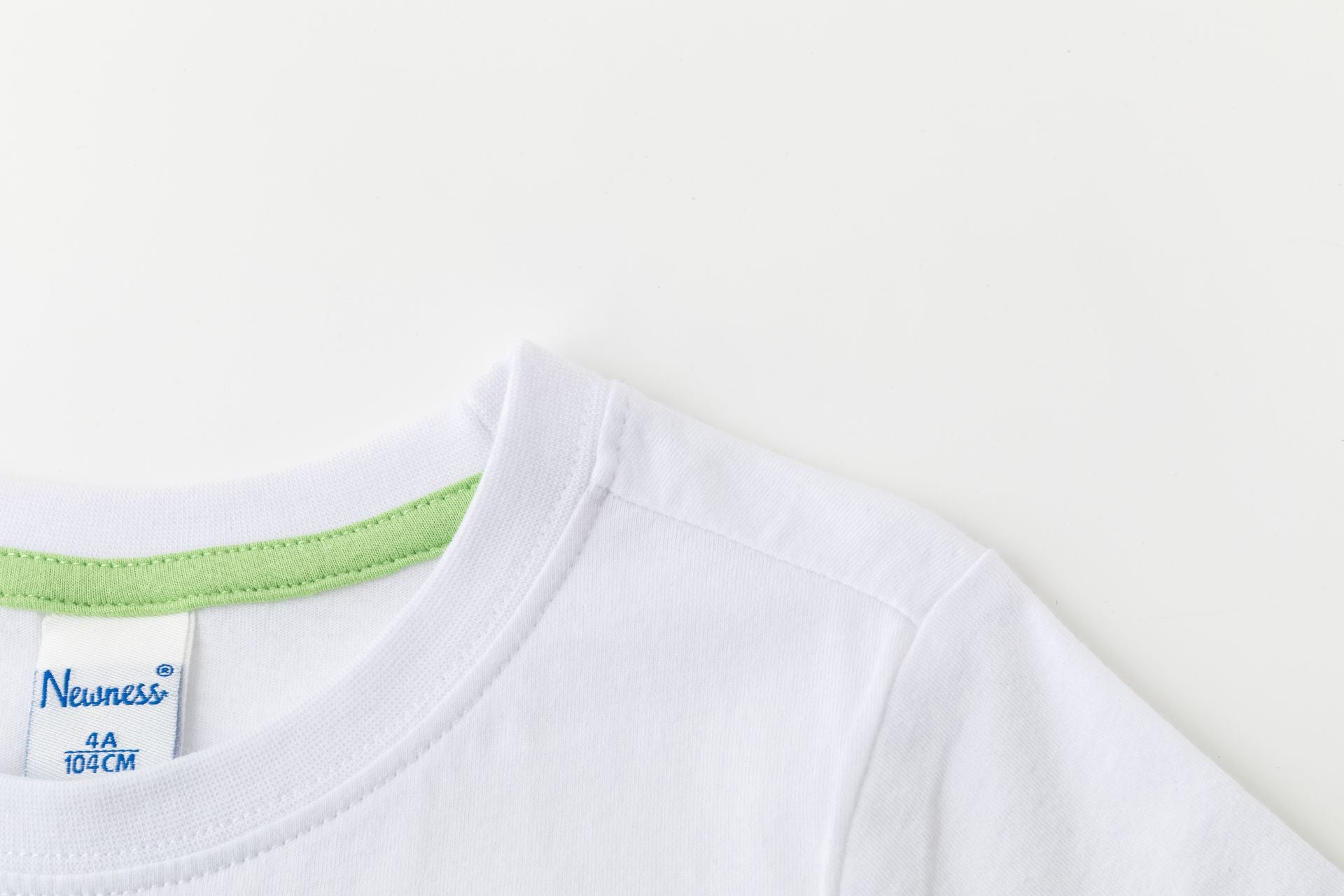 Camiseta de niño en blanca de Newness - Detalle 2 - Moda Infantil Chicle