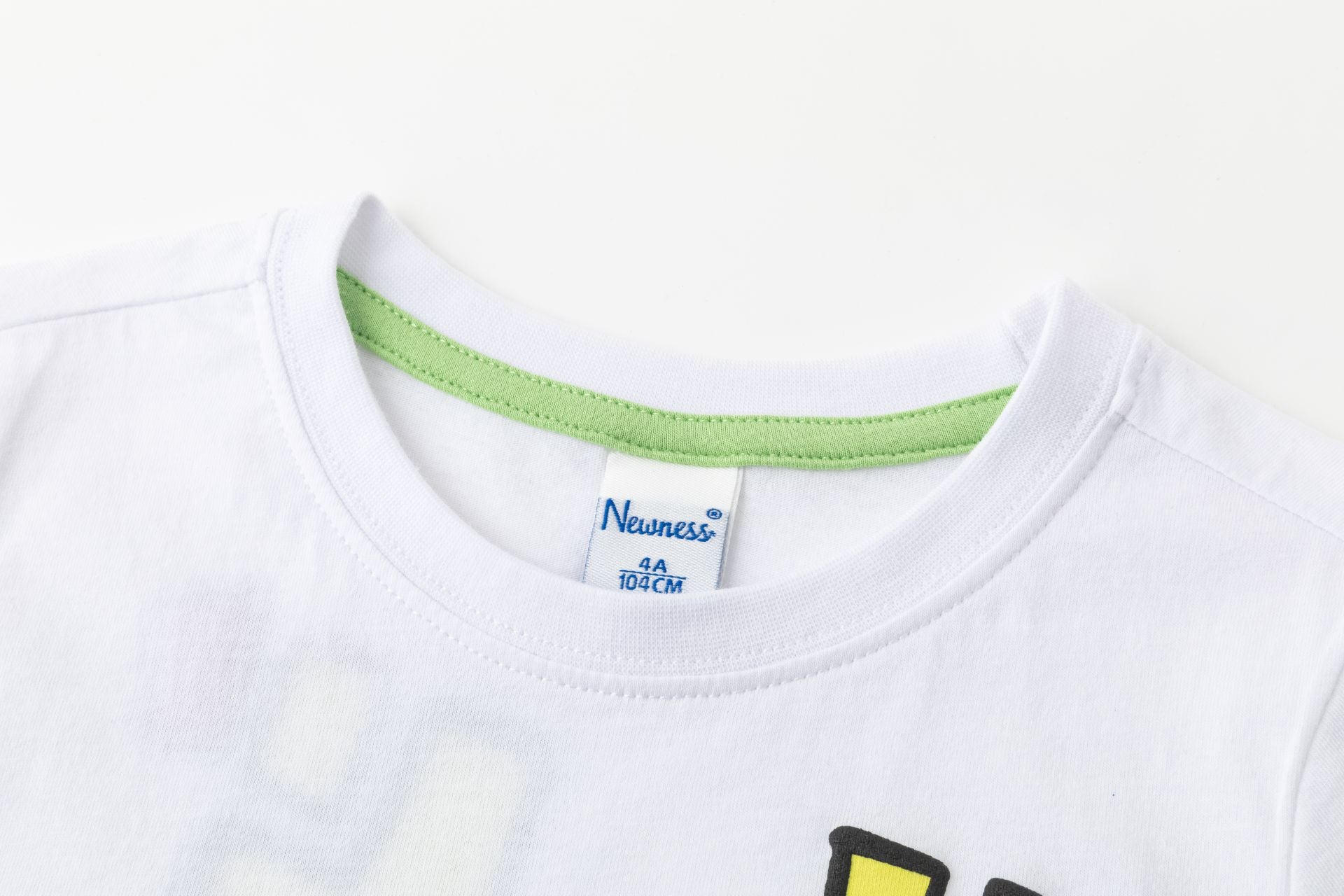 Camiseta de niño en blanca de Newness - Detalle 3 - Moda Infantil Chicle
