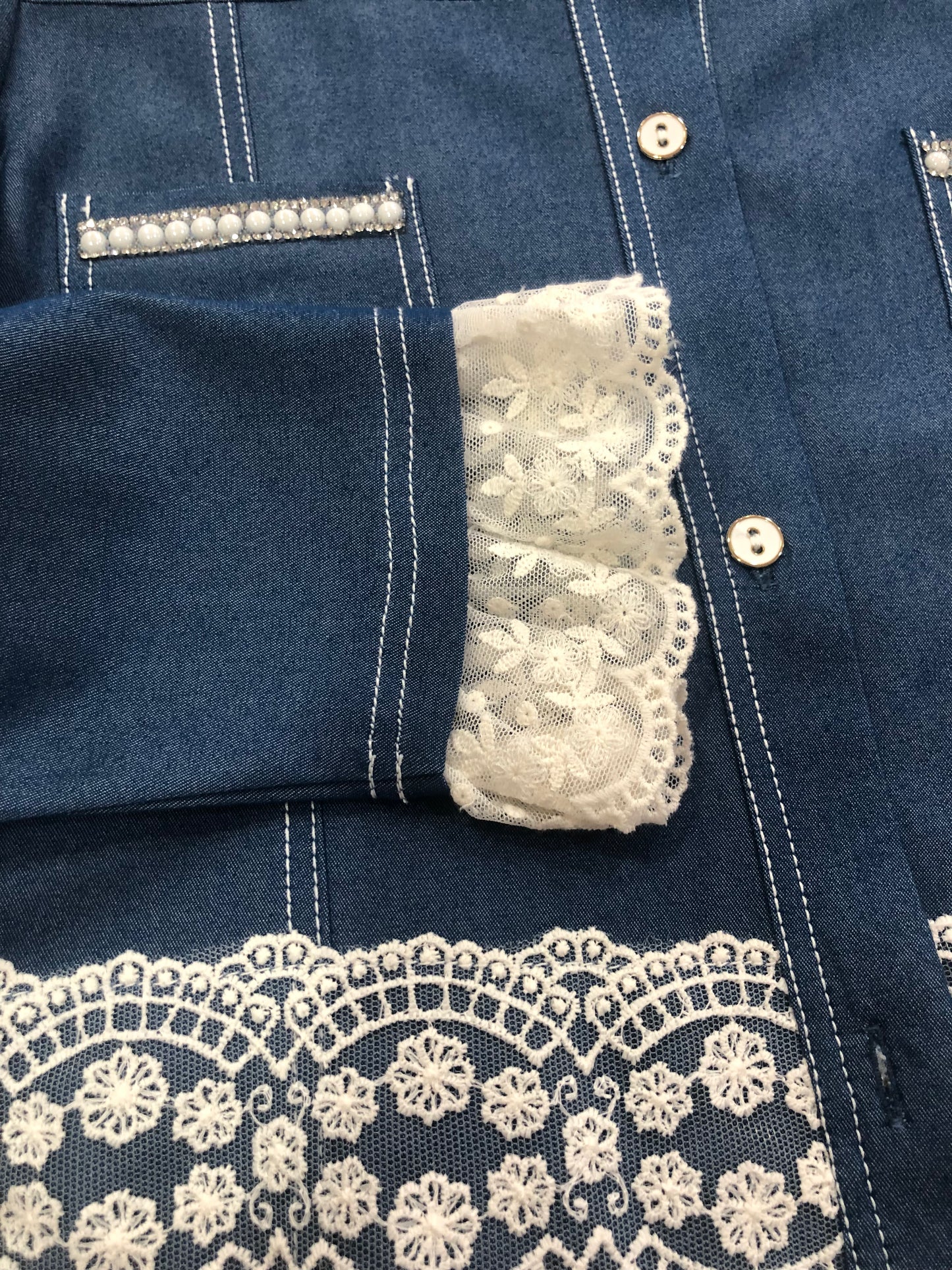 Cazadora denim color azul vaquero con puntillas - Nekenia - Detalle 3 - Moda Infantil Chicle