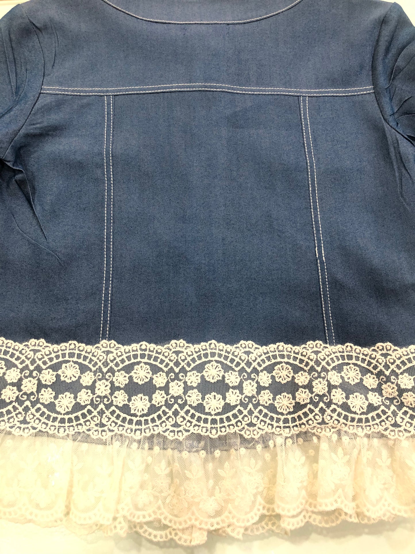 Cazadora denim color azul vaquero con puntillas - Nekenia - Detalle 5 - Moda Infantil Chicle