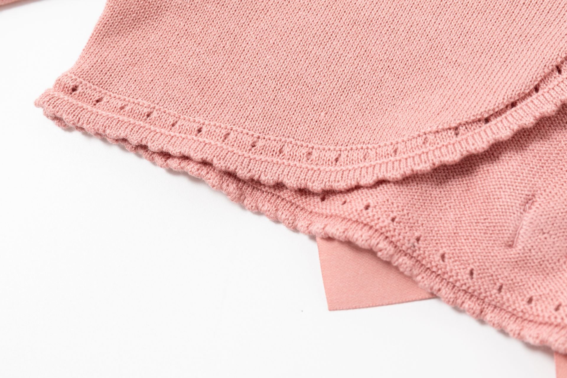 Chaqueta torera de niña en punto, de color rosa maquillaje de Newness - Detalle 4 - Moda Infantil Chicle