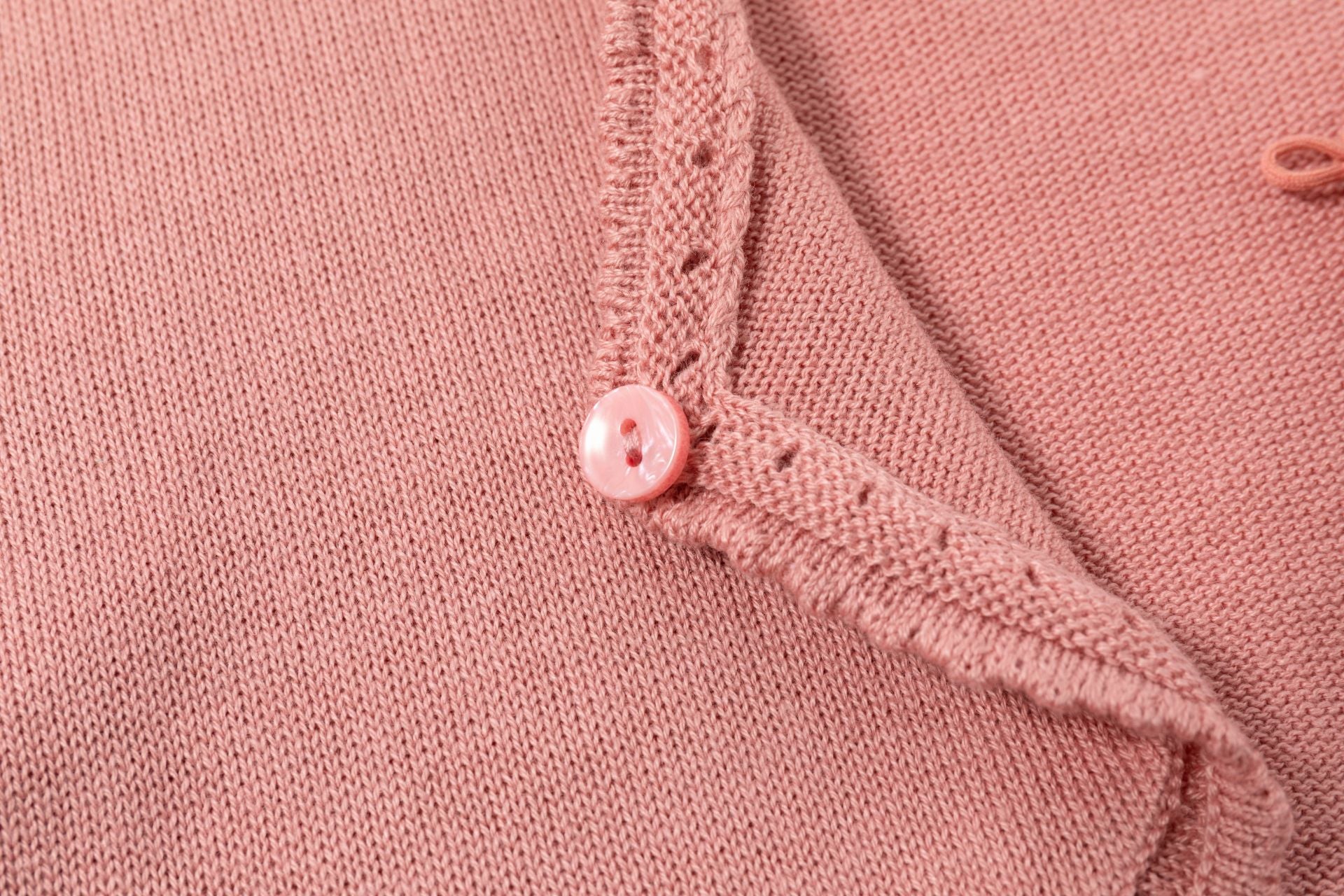 Chaqueta torera de niña en punto, de color rosa maquillaje de Newness - Detalle 5 - Moda Infantil Chicle