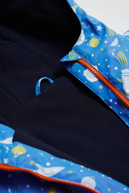 Chubasquero de niño en azul - Isabel Mora 2024 - Detalle 2 - Moda Infantil Chicle