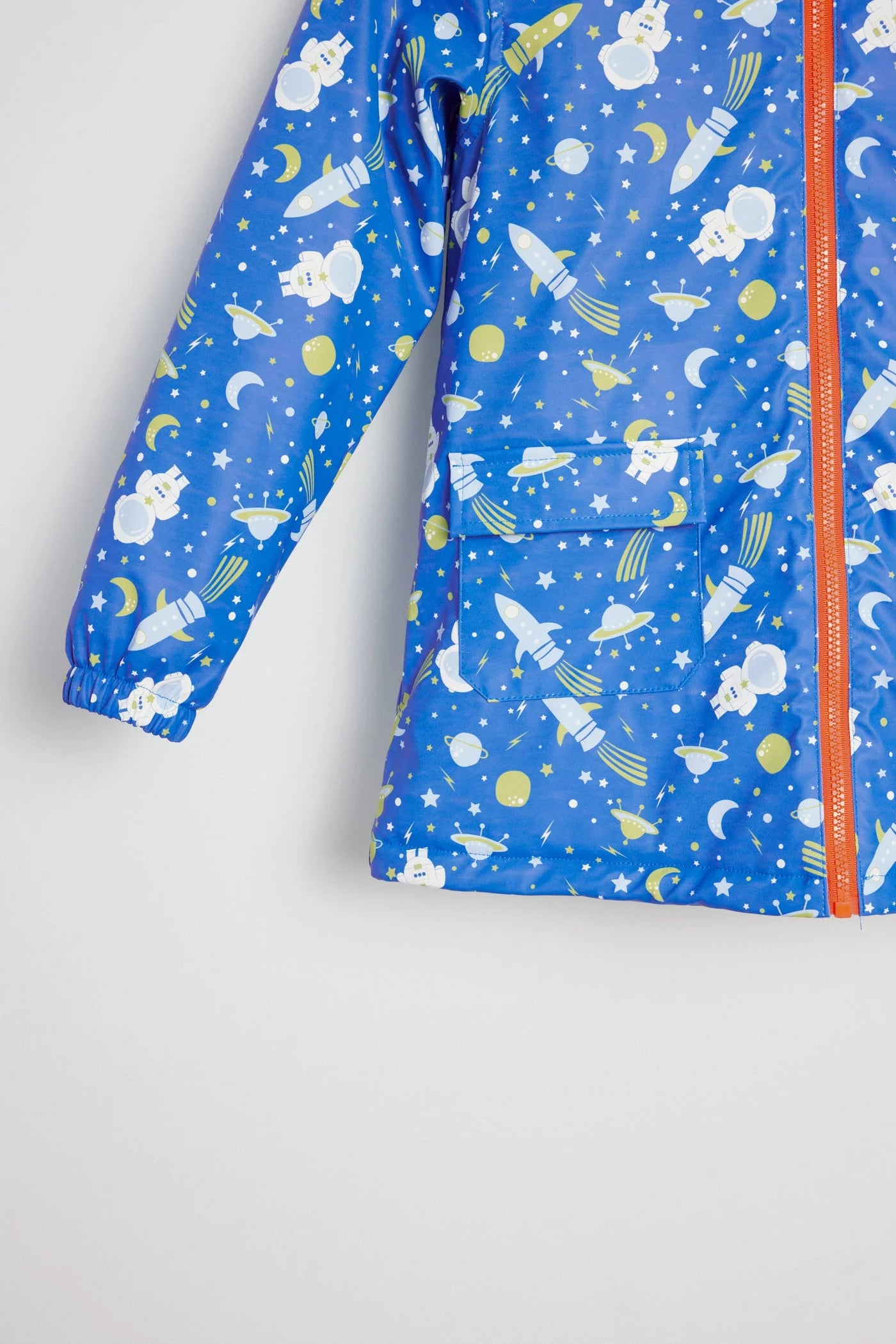 Chubasquero de niño en azul - Isabel Mora 2024 - Detalle 3 - Moda Infantil Chicle
