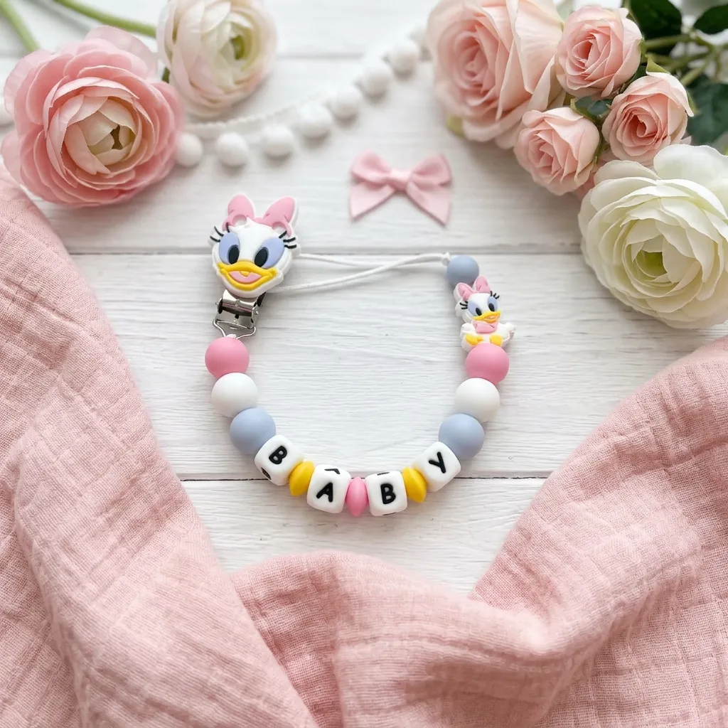 Clip para chupete personalizado de Daisy - Detalle 1 - Moda Infantil Chicle
