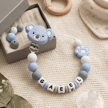 Clip para chupete personalizado koala en azul y gris - Frontal - Moda Infantil Chicle