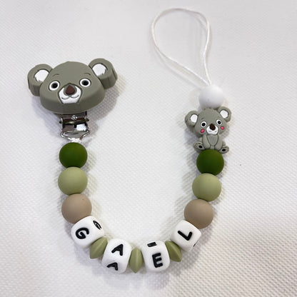 Clip para chupete personalizado koala en verde kaqui - Detalle 1 - Moda Infantil Chicle