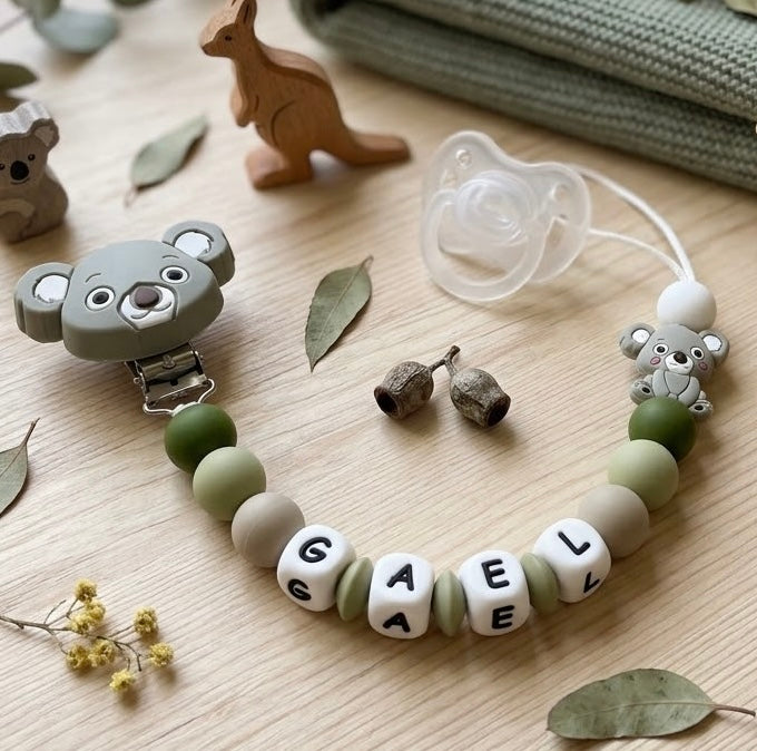Clip para chupete personalizado koala en verde kaqui - Frontal - Moda Infantil Chicle