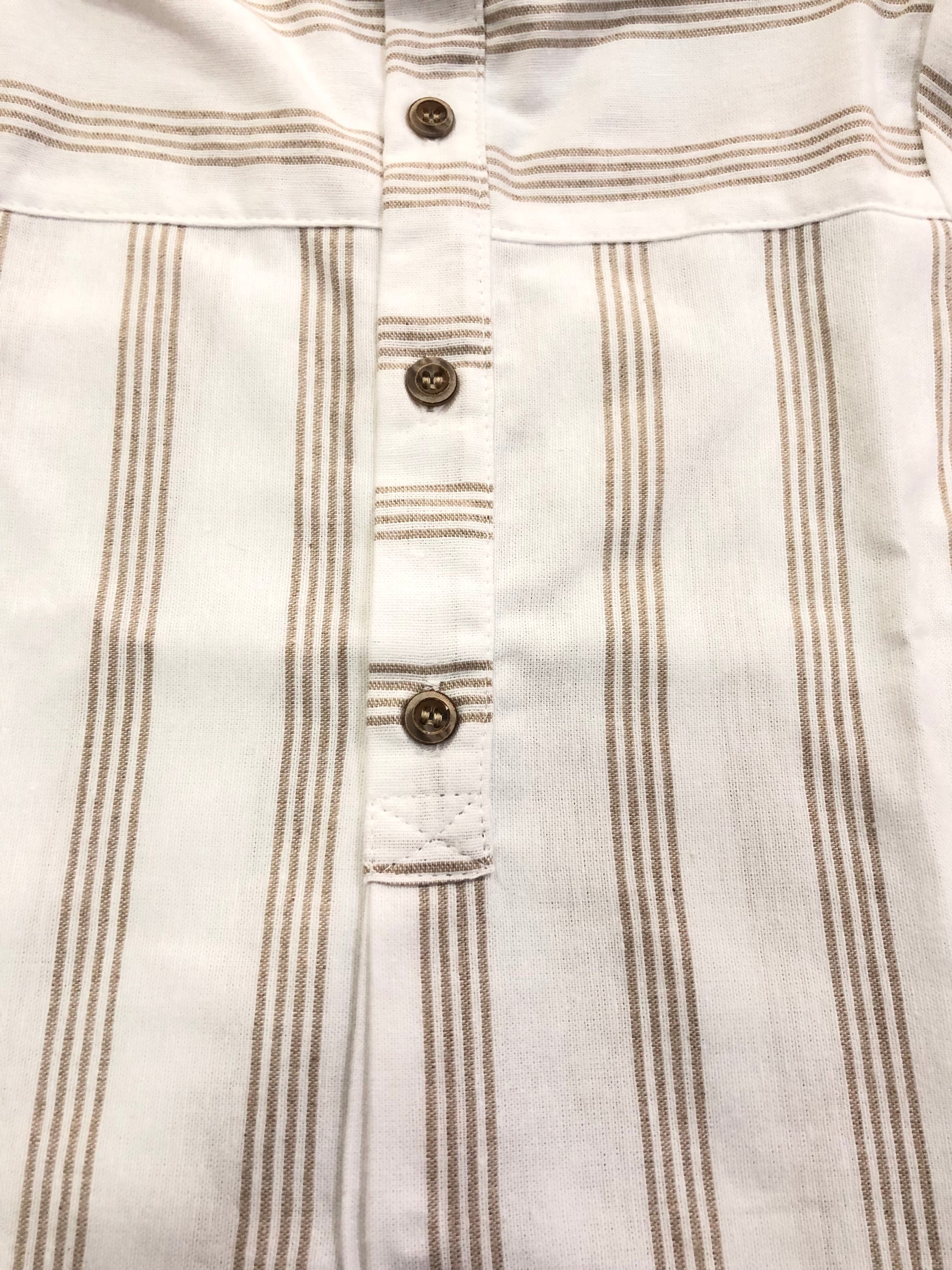 Conjunto bebé niño en color tostado de Coco Acqua 2024 - Detalle 2 - Moda Infantil Chicle