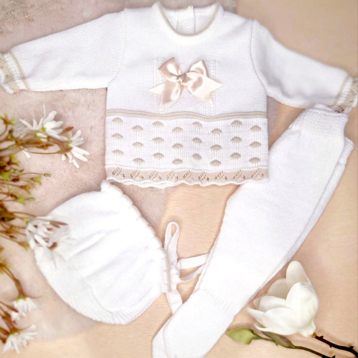 Conjunto lana de tres piezas con detalles arena - Frontal - Moda Infantil Chicle