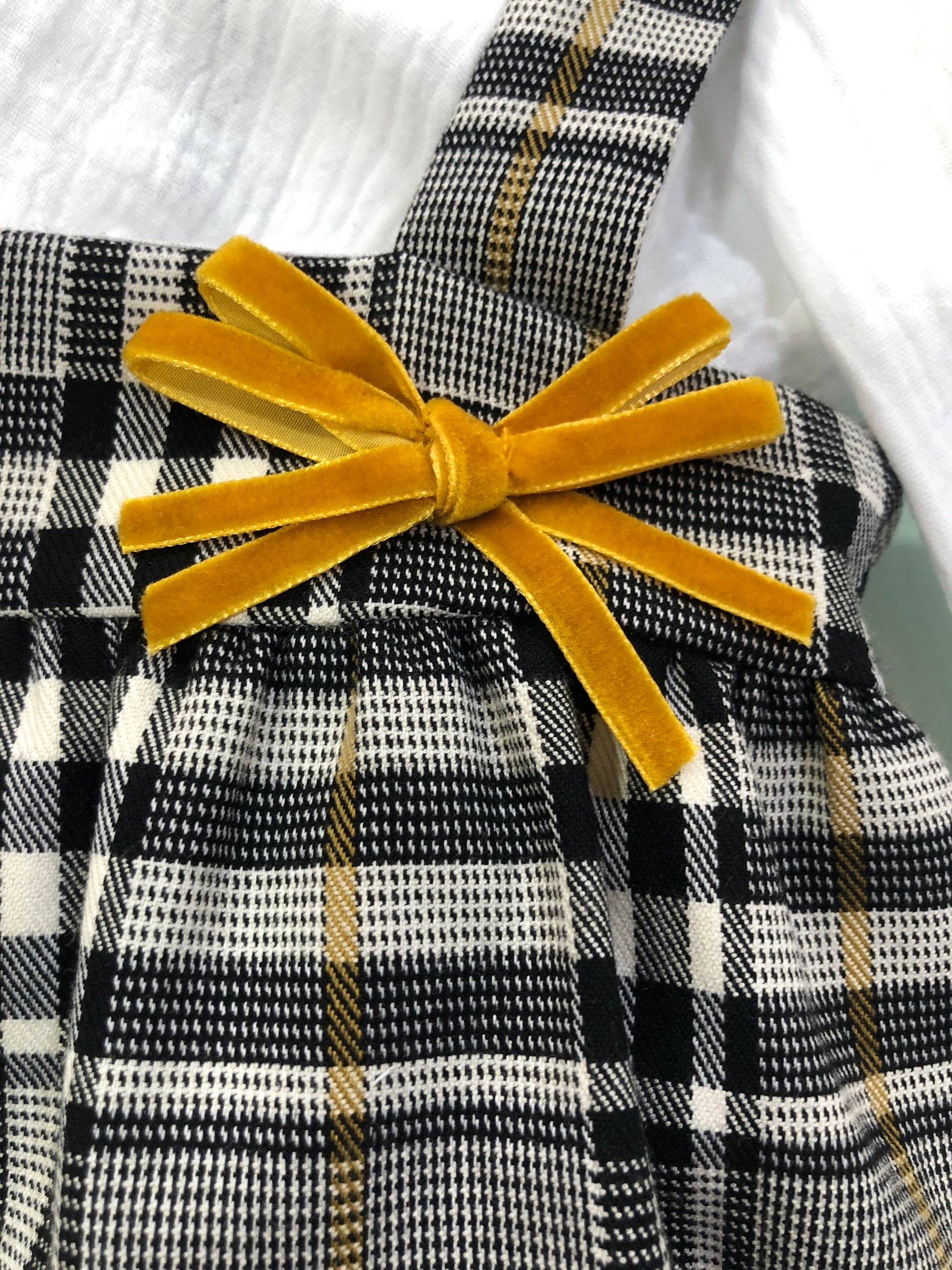 Conjunto niña bebé en blanco y falda a cuadros - Basmarti invierno 2024 - Detalle 2 - Moda Infantil Chicle