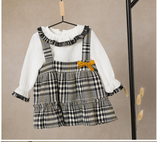 Conjunto niña bebé en blanco y falda a cuadros - Basmarti invierno 2024 - Frontal - Moda Infantil Chicle