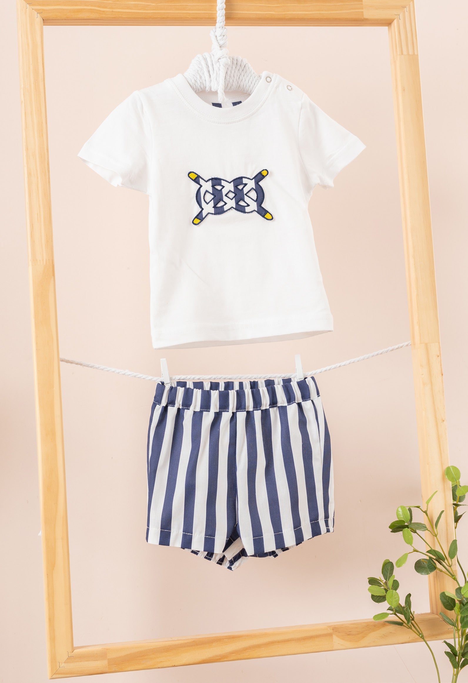 Conjunto niño en blanco y azul marino con aplique marinero  - Cuka verano 2024 - Frontal - Moda Infantil Chicle