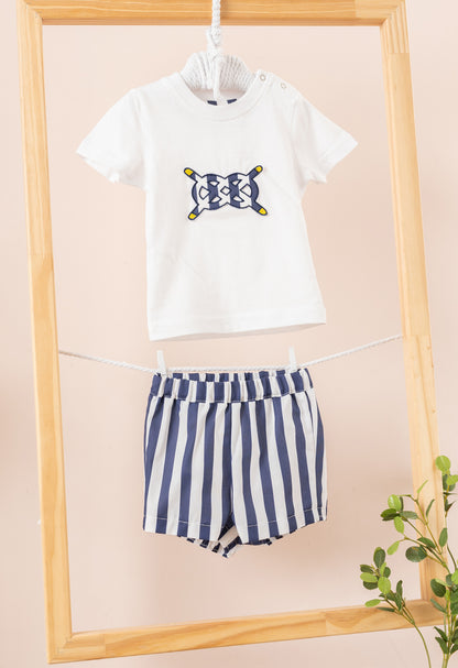 Conjunto niño en blanco y azul marino con aplique marinero  - Cuka verano 2024 - Frontal - Moda Infantil Chicle