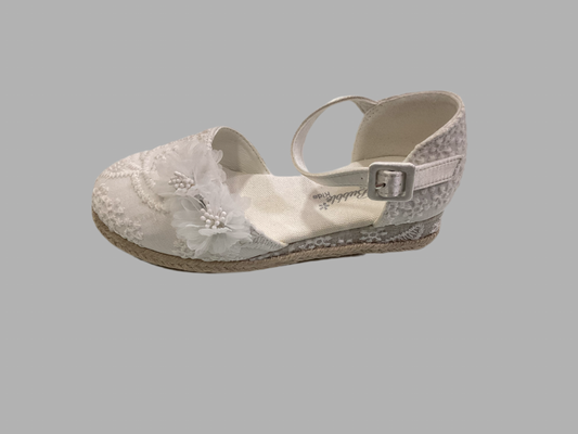 Esparteñas en blanco de niña, con flores blancas - Frontal - Moda Infantil Chicle