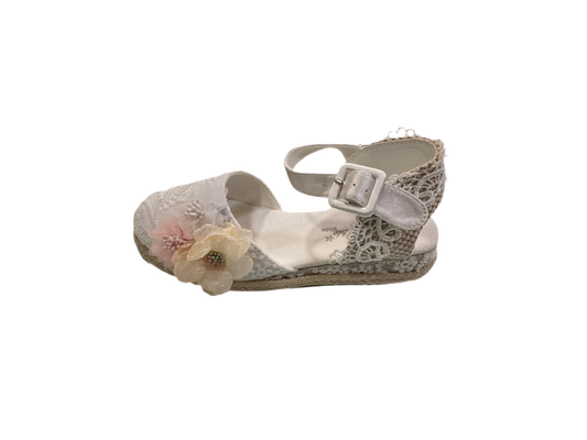 Esparteñas en blanco de niña, con tres flores - Frontal - Moda Infantil Chicle